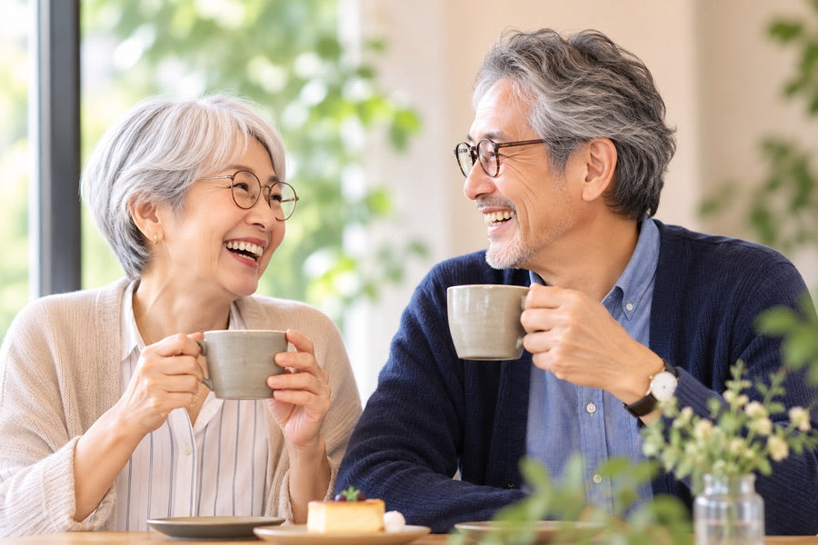 カフェで笑顔でコーヒーを楽しむ祖父母