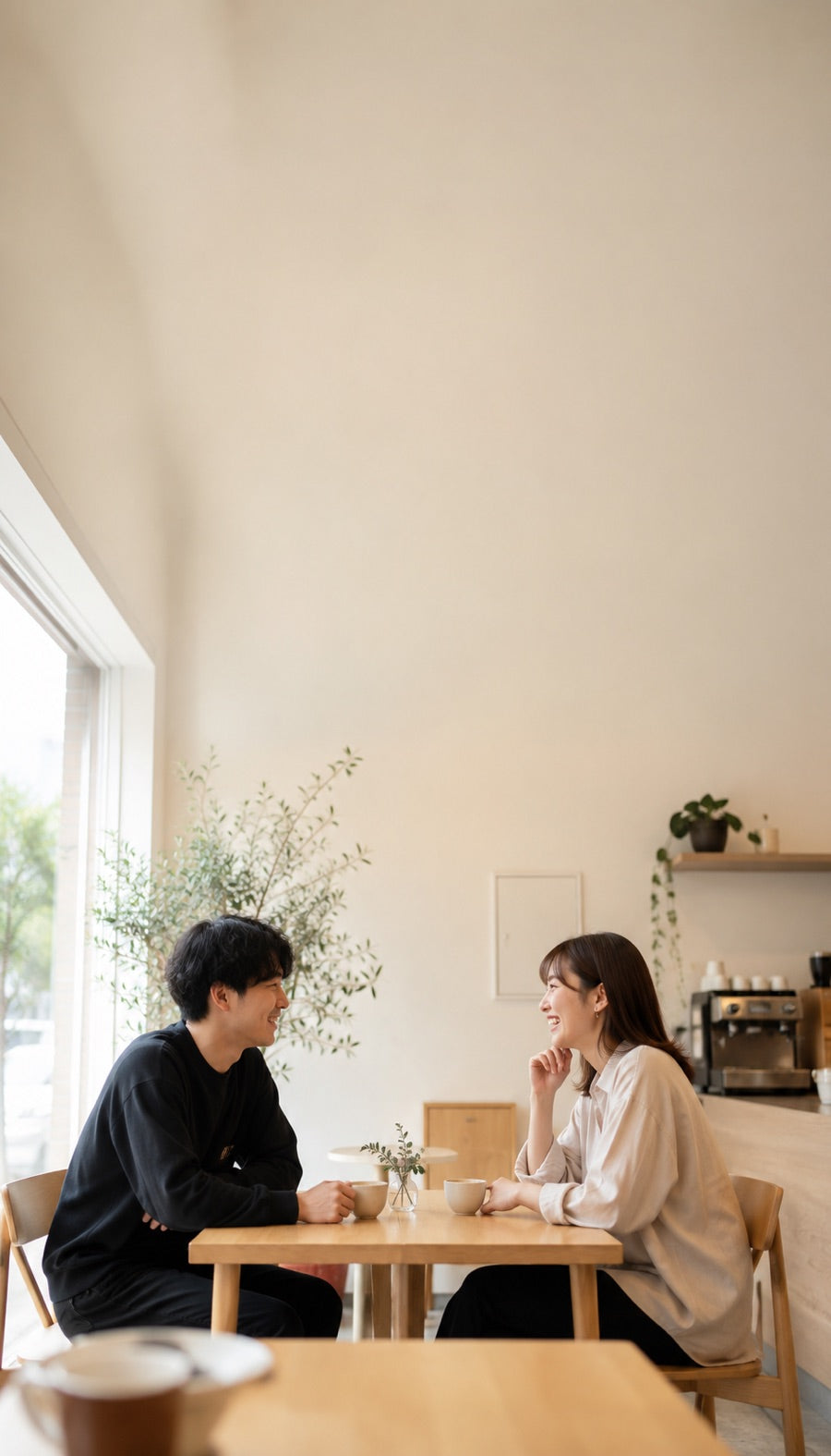 カフェで会話を楽しむ二人